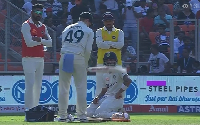 Steve Smith checks Virat Kohli's bat