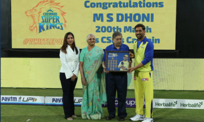 N. Srinivasan giving memento to MS Dhoni