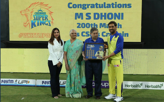 N. Srinivasan giving memento to MS Dhoni