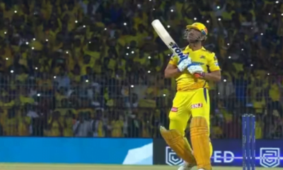 MS Dhoni scores two consecutive sixes