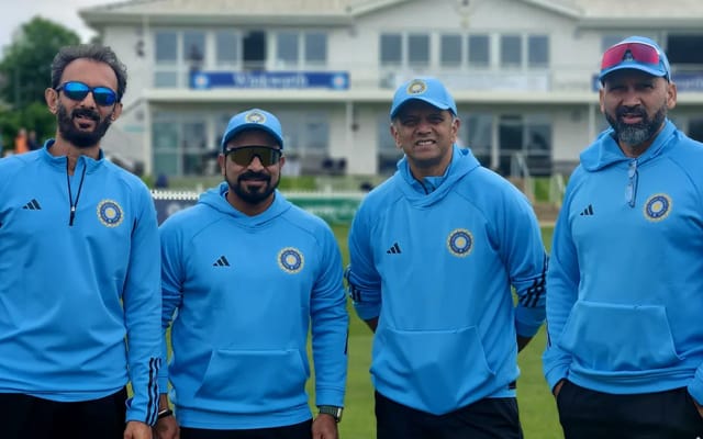 Rahul Dravid and support staffs
